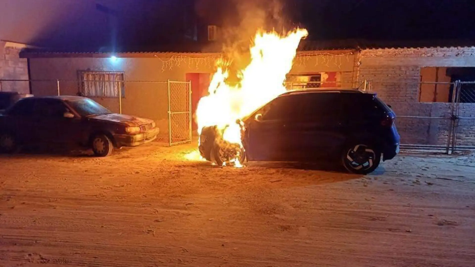 Bomberos Voluntarios, esta madrugada apagaron fuerte incendio que afectó considerablemente una camioneta Hyundai 2023 por la avenida Guadalupe Victoria y calle 18